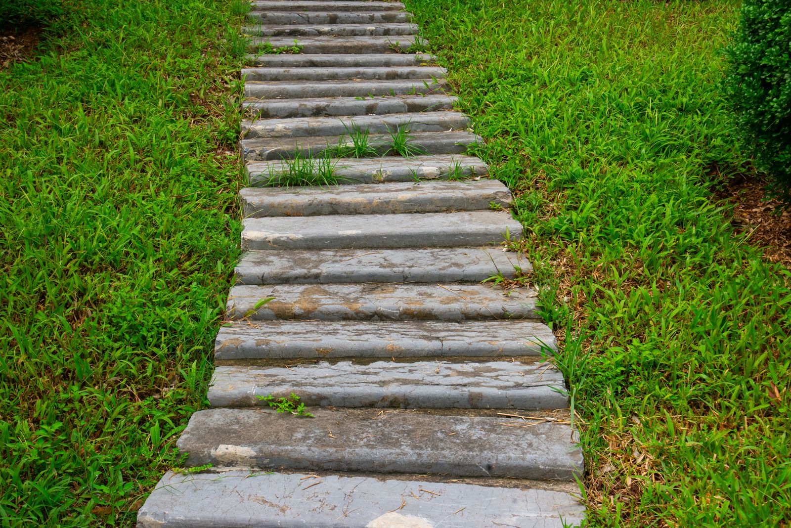 Solar Path Lights on Slopes, Steps, and Retaining Walls