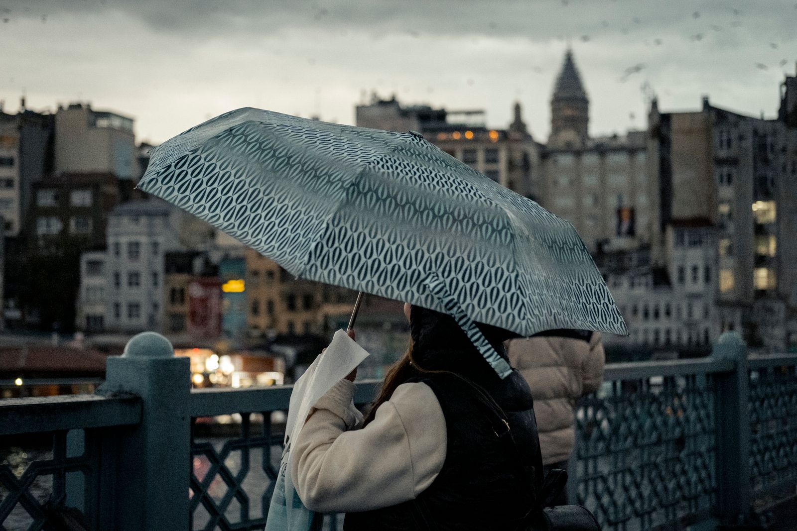 How to Choose Outerwear for a Full Day of Sightseeing in Variable Weather