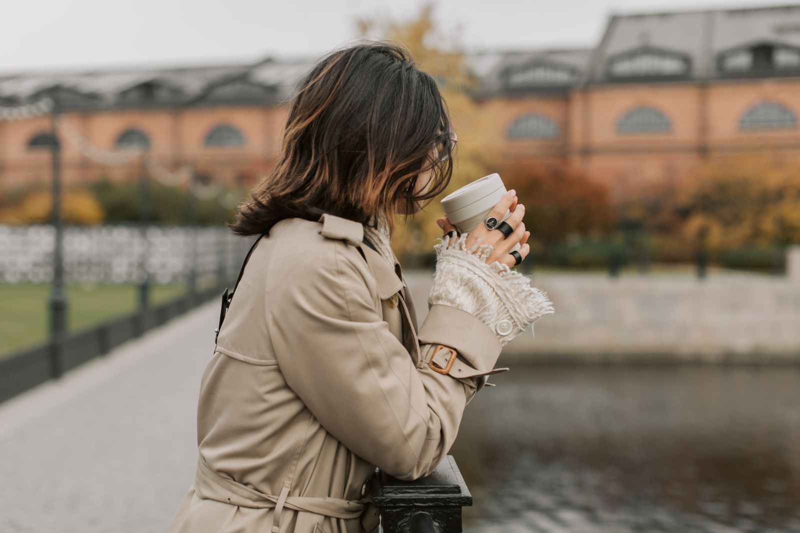 How to Choose a Flattering Waterproof Trench Coat for Your Body Type