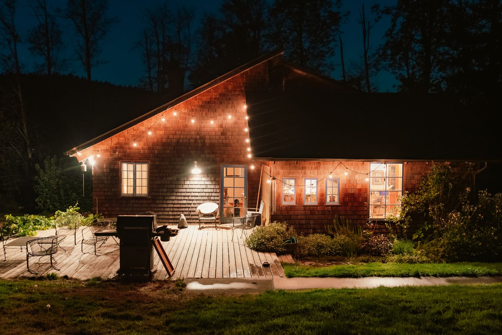 How to Light a Pool or Hot Tub Surround With Solar Post Cap Lights