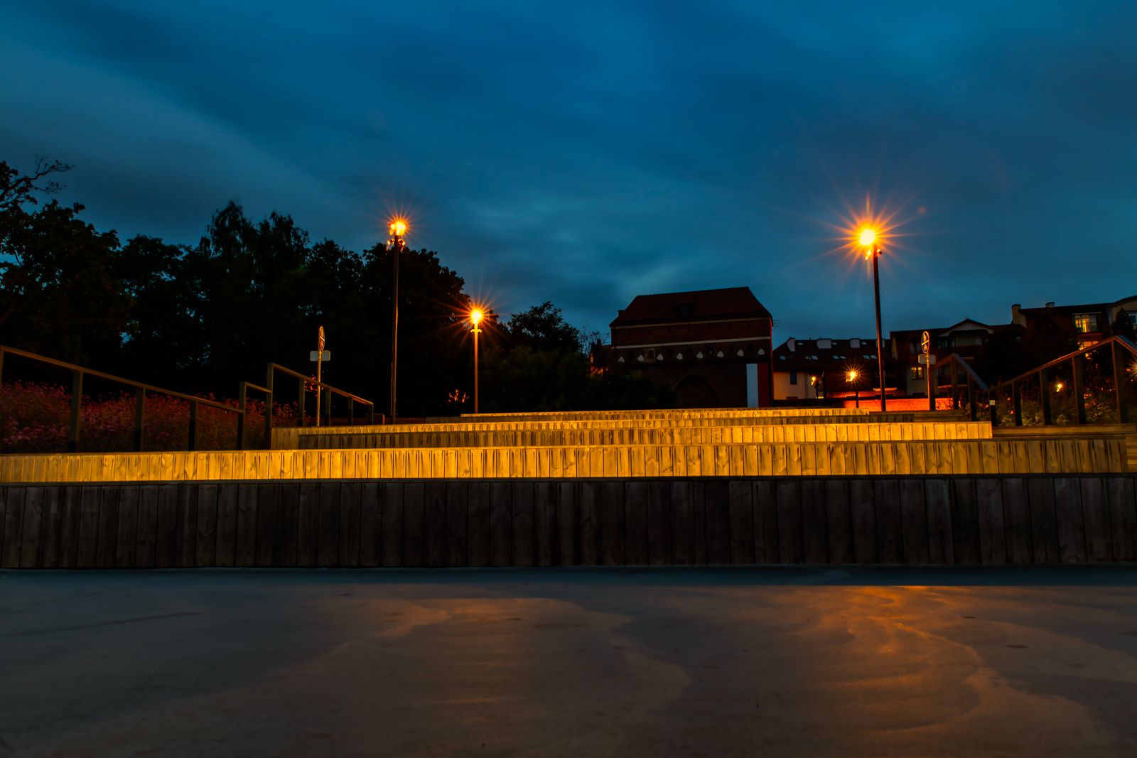 Screw Mount vs. Adhesive Base: Best Installation Methods for Solar Post Lights