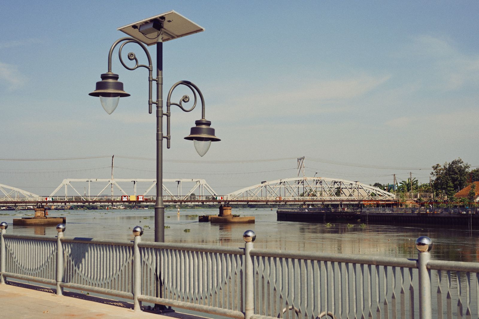 Screw Mount vs. Adhesive Base: Best Installation Methods for Solar Post Lights