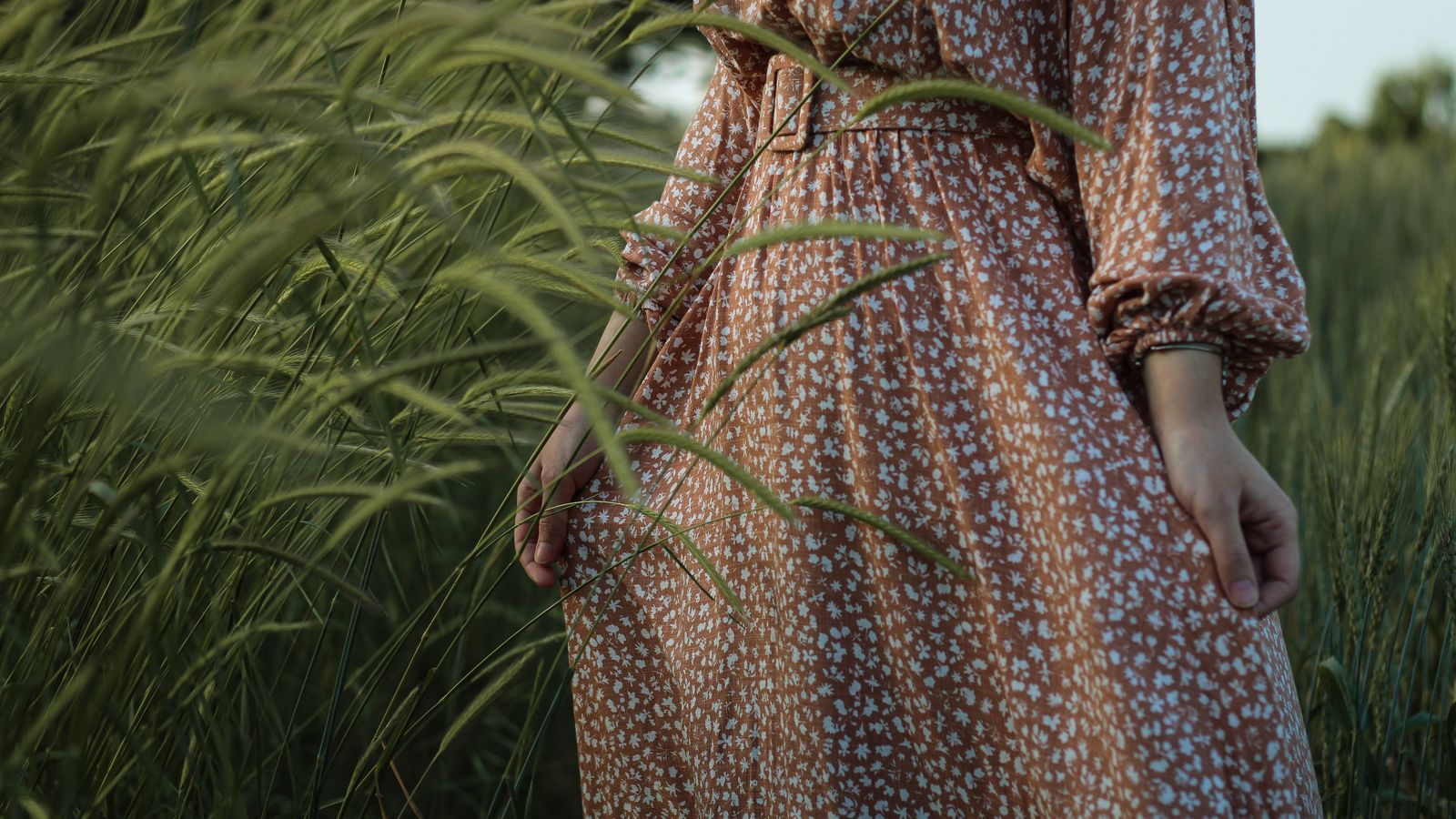 Bustier Midi or Full-Length Maxi? Choosing a Hem for Grass, Gravel, and Long Outdoor Events