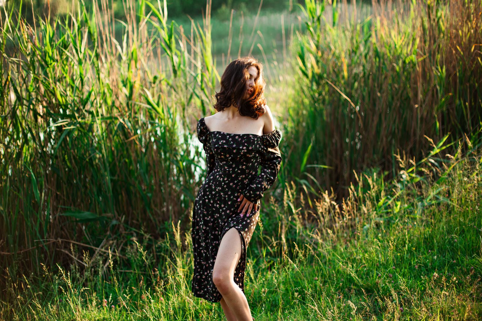 Statement Jewelry vs. Minimalist Accents: How to Accessorize a Sweetheart Print Dress