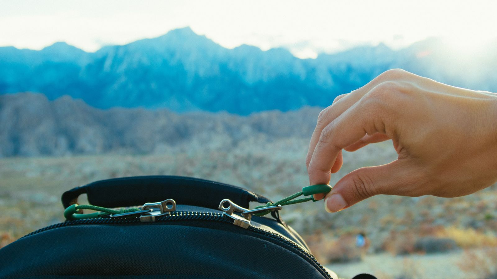 How to Pack Dress Clothes in a Backpack Without Wrinkles: The Clamshell Folding Guide