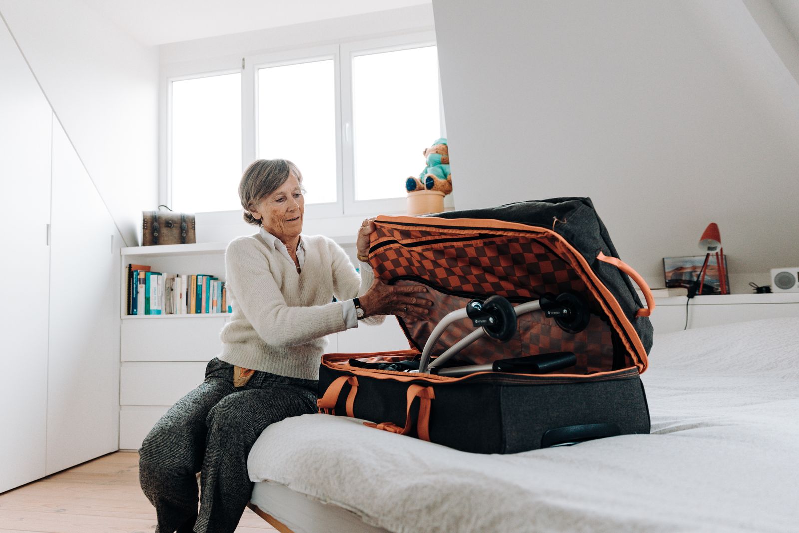 Troubleshooting Clamshell Packing: How to Fix Overpacking, Zipper Strain & Balance Issues