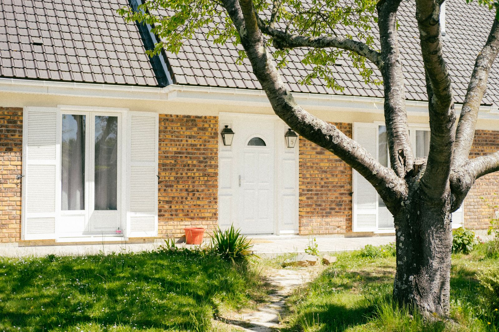 Exterior Curb Appeal Guide: Choosing the Best Solar Address Signs for Nighttime Visibility