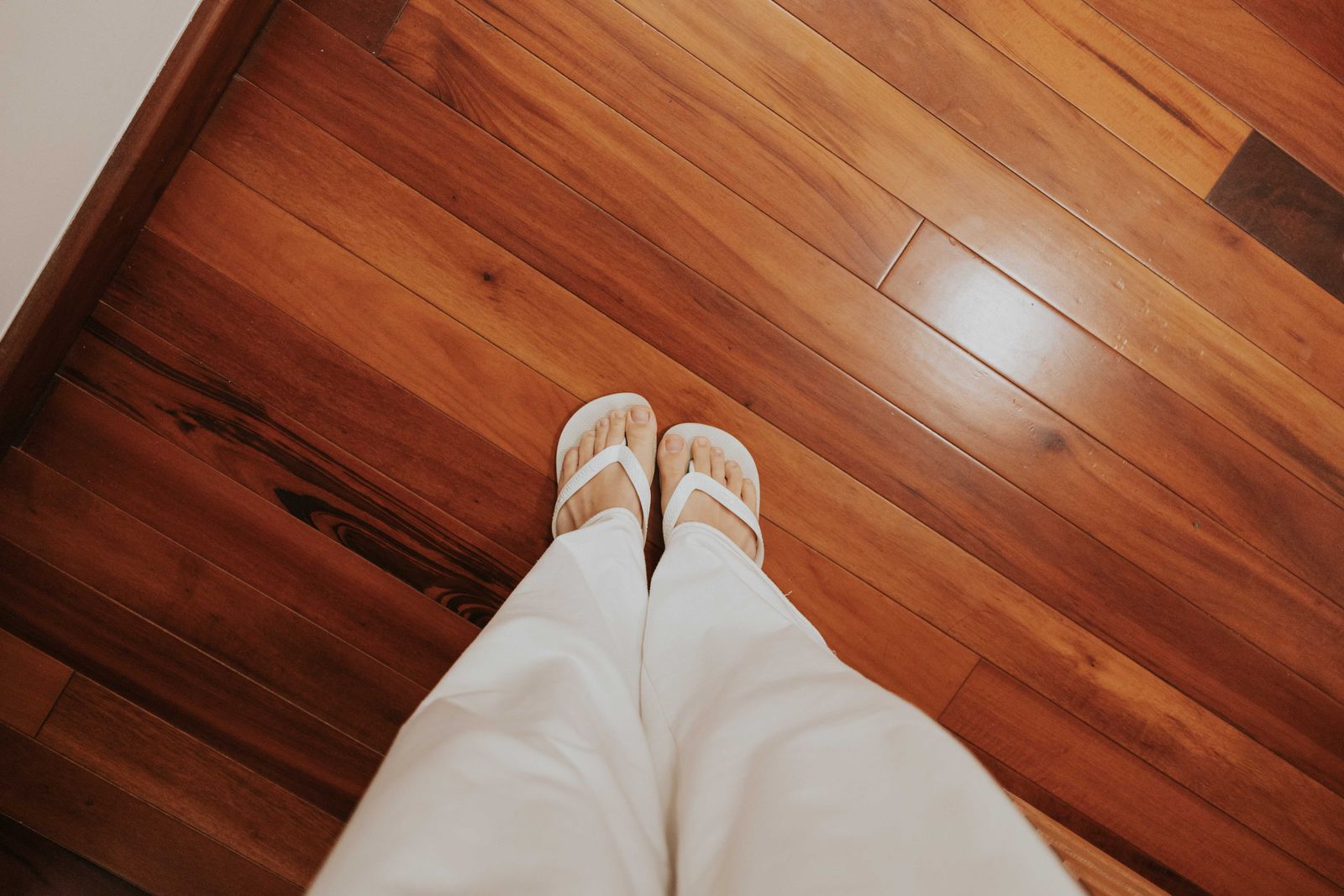 Closed-Heel Slip-Ons vs Backless Mules: Which Works on Stairs?