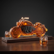 The full set: decanter, wooden highway base and two whiskey glasses